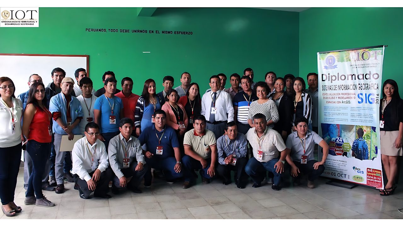 Participantes del Diplomado en Sistemas de Información Geográfica 2016 junto al banner del IOT